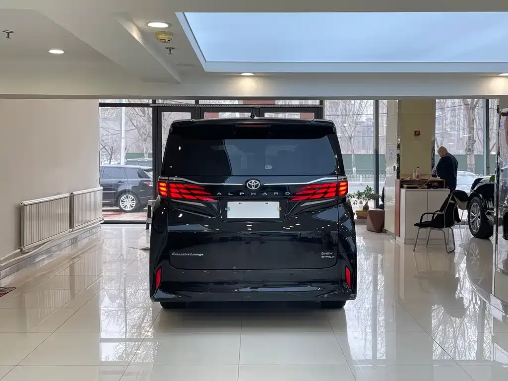 Toyota Alphard — фото 3