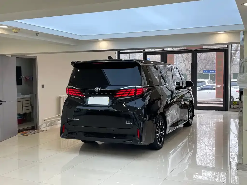 Toyota Alphard — фото 8