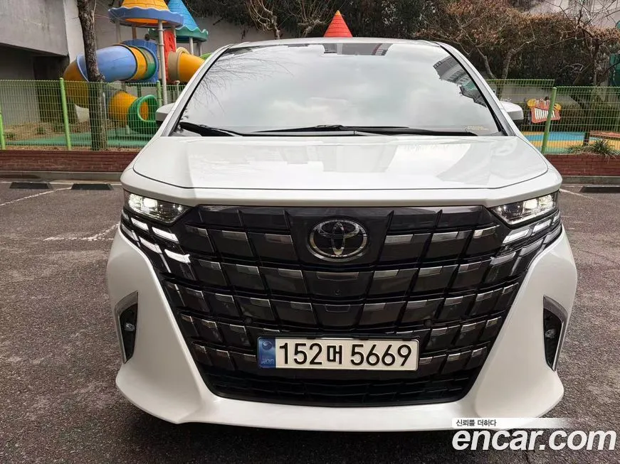 Toyota Alphard — фото 1