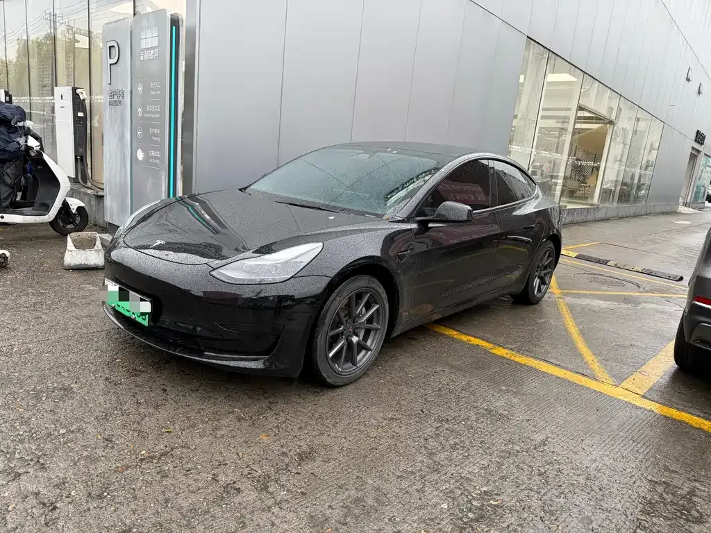 Tesla Model 3 — фото 1