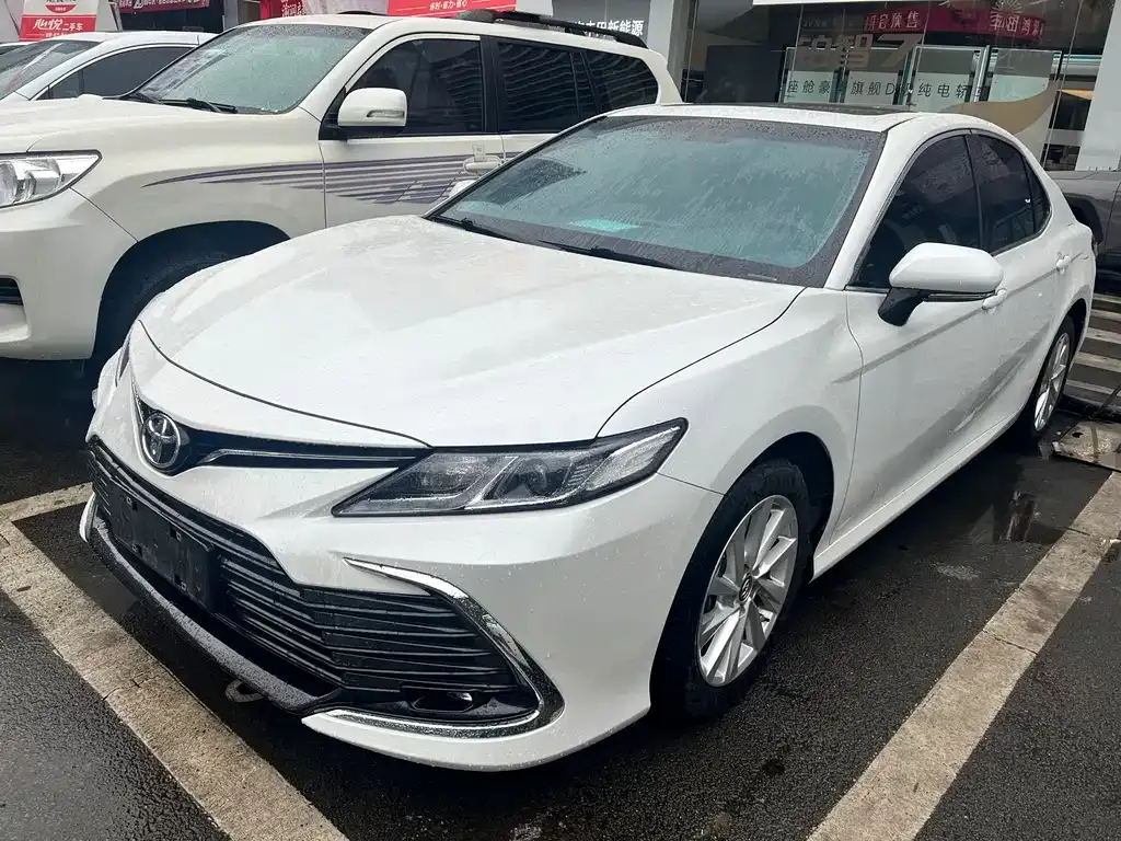 Toyota Camry — фото 1