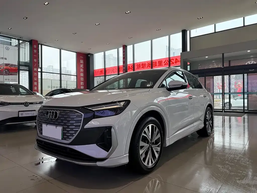 Audi Q4 e-tron — фото 1