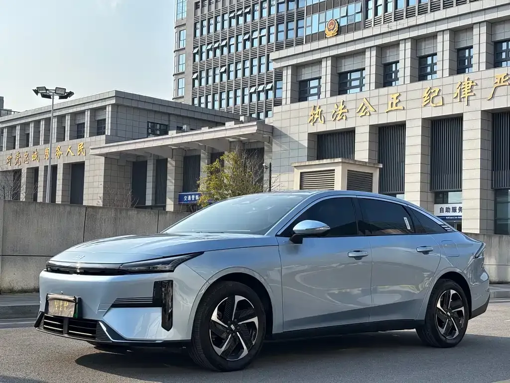 Geely Galaxy L6 — фото 1