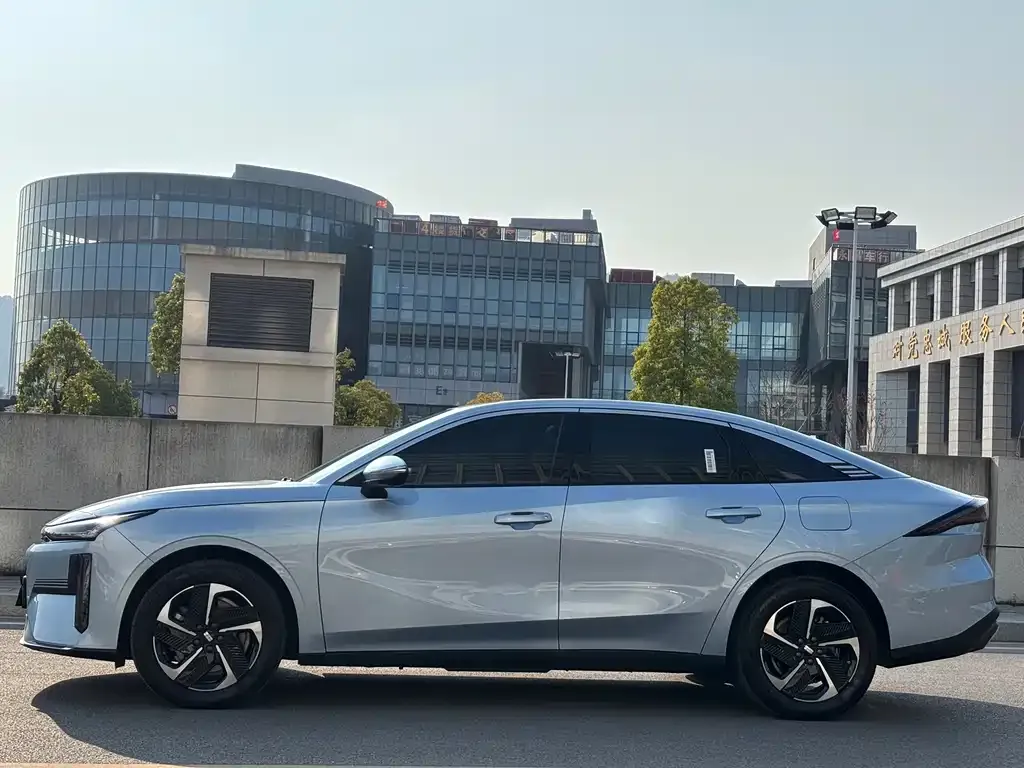 Geely Galaxy L6 — фото 7