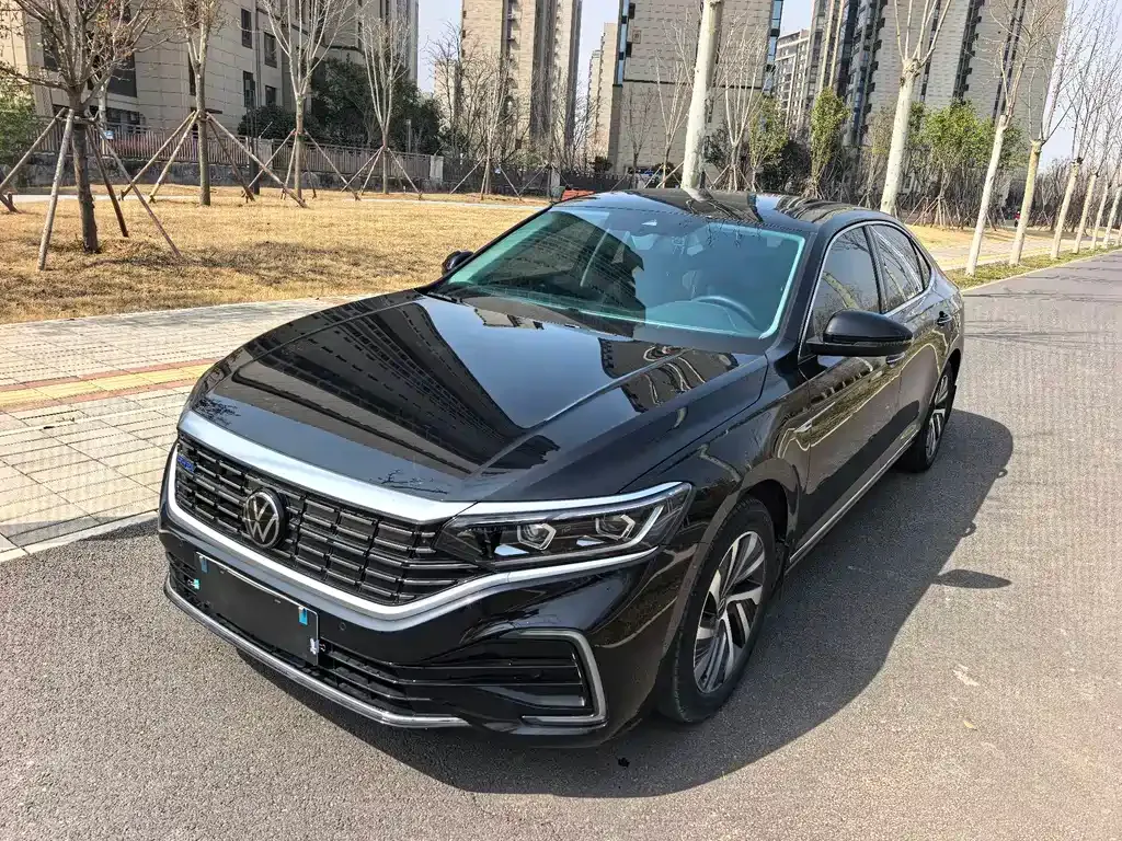 Volkswagen Passat New Energy — фото 1