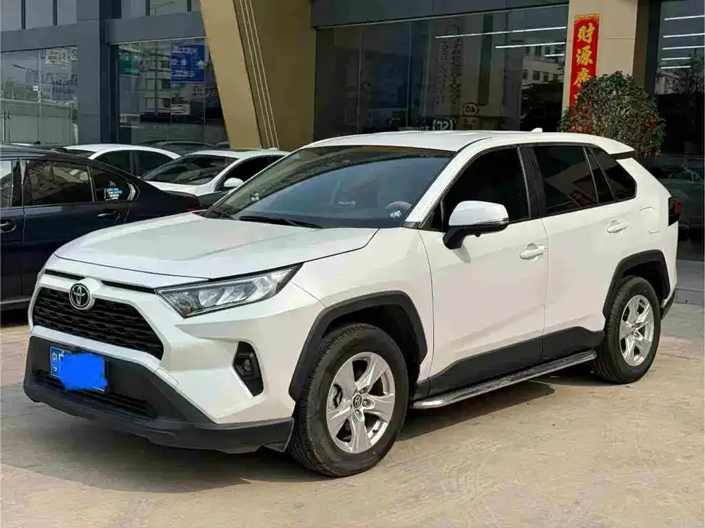 Toyota RAV4 — фото 1