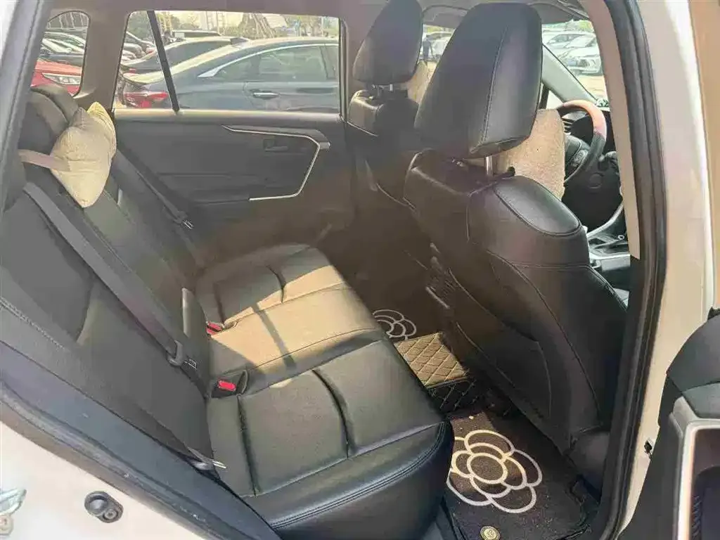 Toyota RAV4 — фото 6