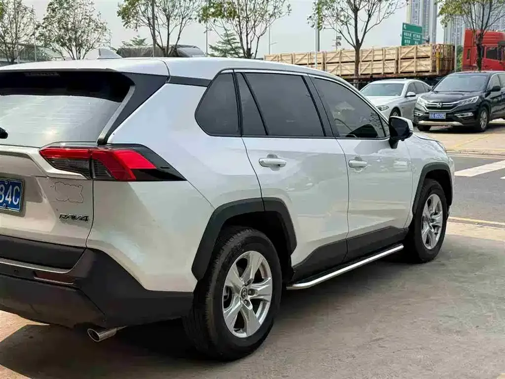 Toyota RAV4 — фото 3