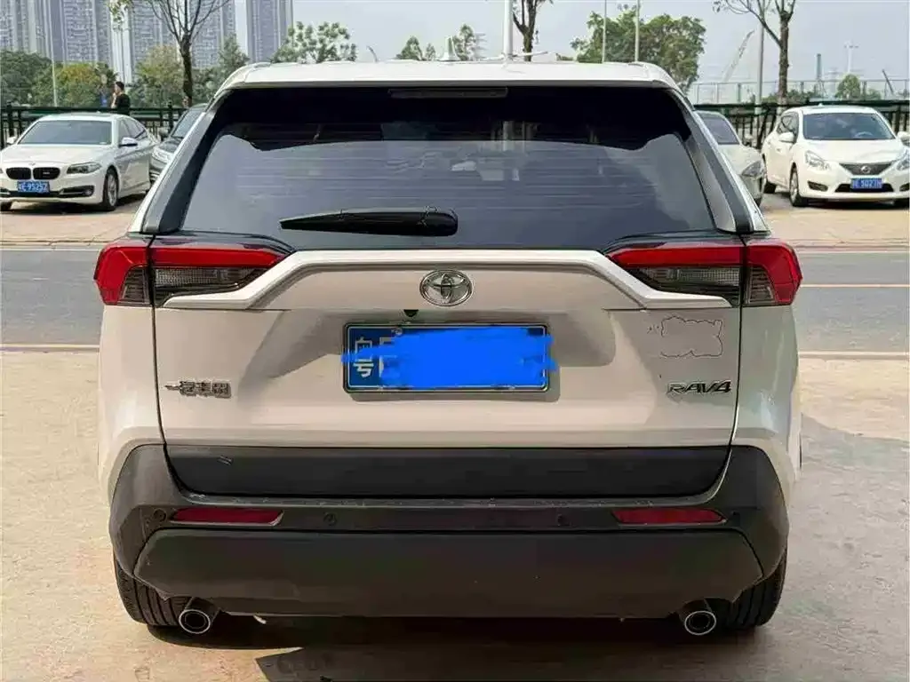 Toyota RAV4 — фото 5