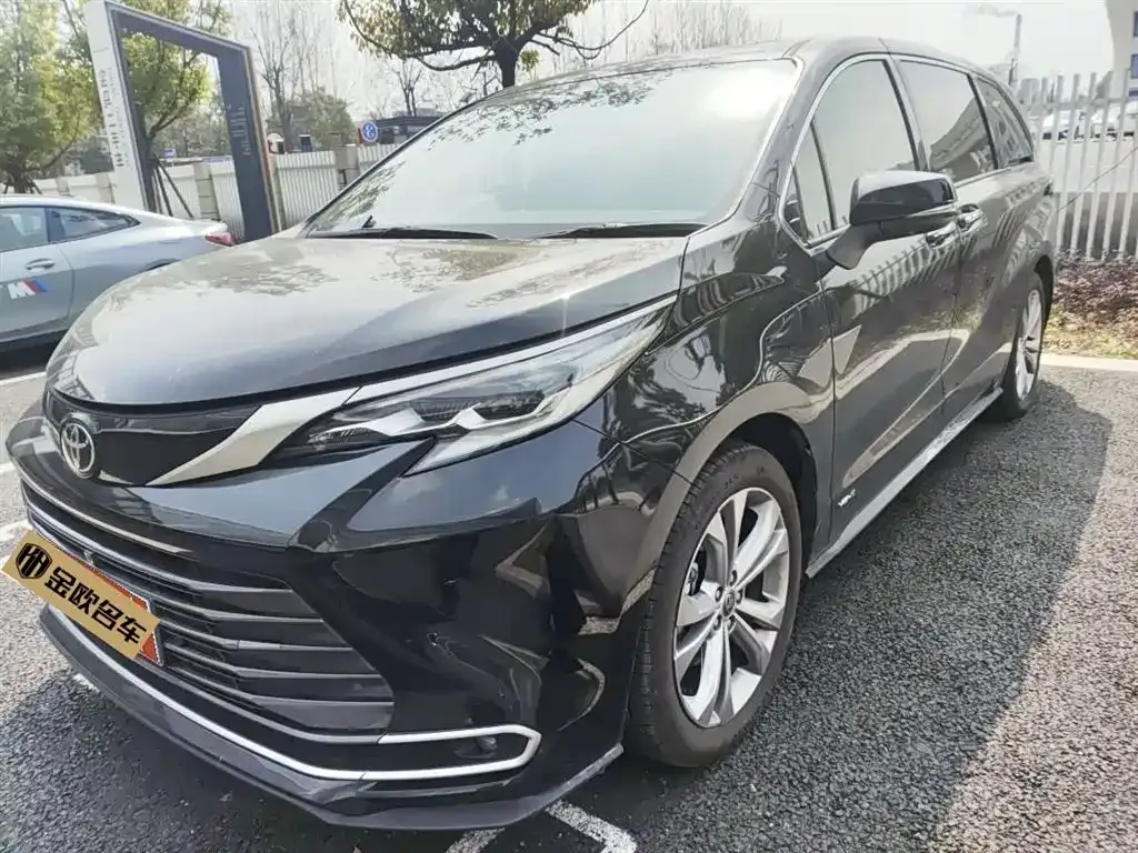Toyota Sienna — фото 1