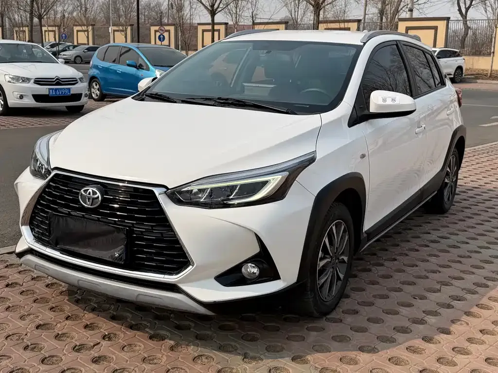 Toyota Yaris L — фото 1