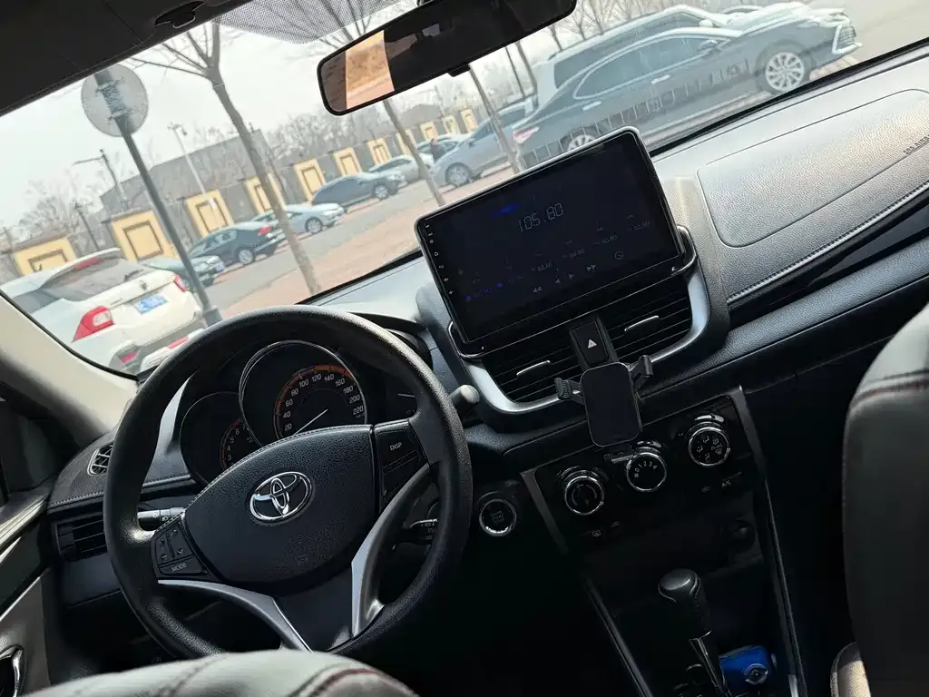 Toyota Yaris L — фото 3