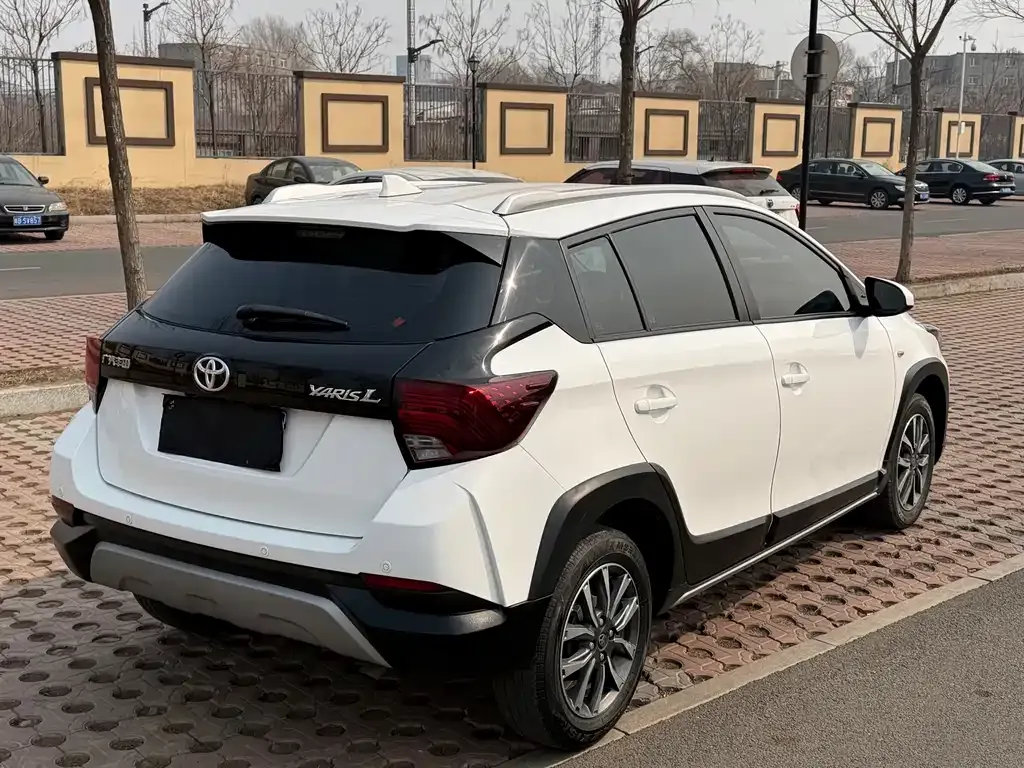 Toyota Yaris L — фото 9