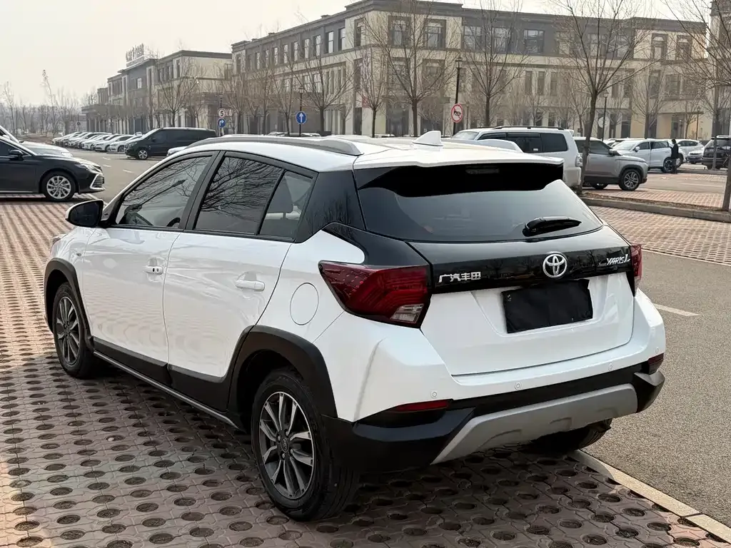 Toyota Yaris L — фото 10