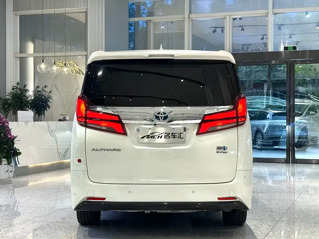 Toyota Alphard — фото 2