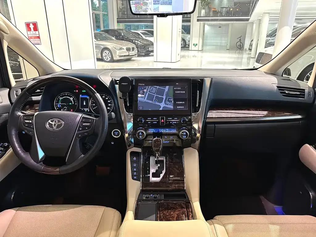 Toyota Alphard — фото 5