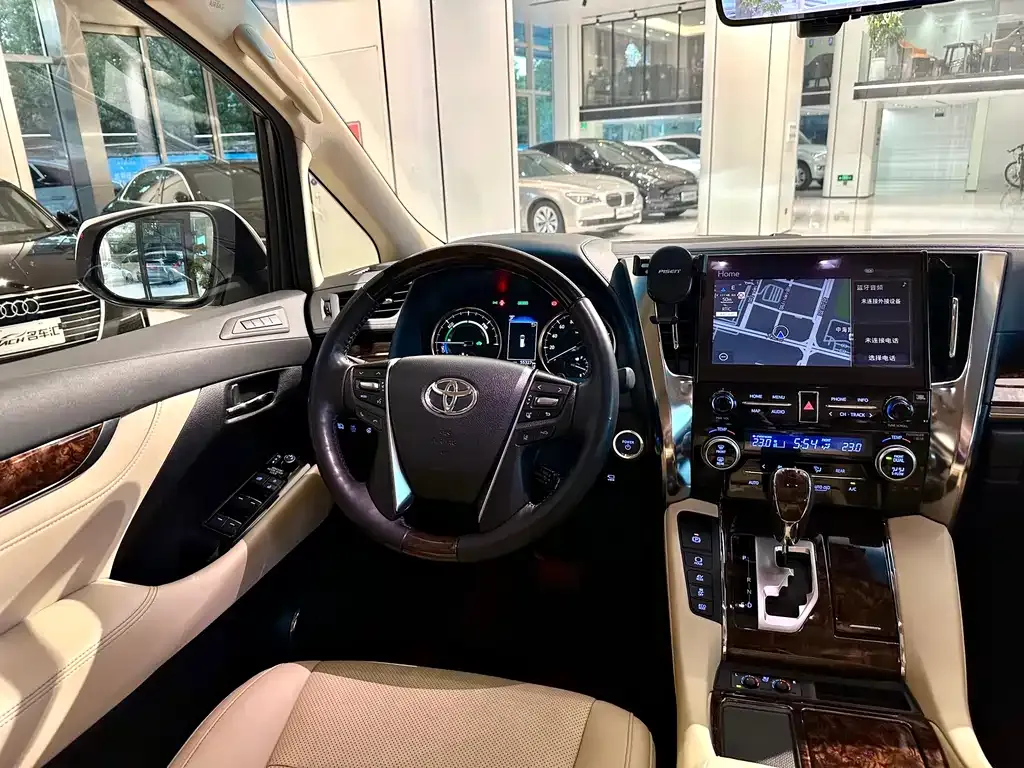 Toyota Alphard — фото 3