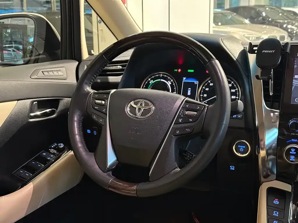 Toyota Alphard — фото 8