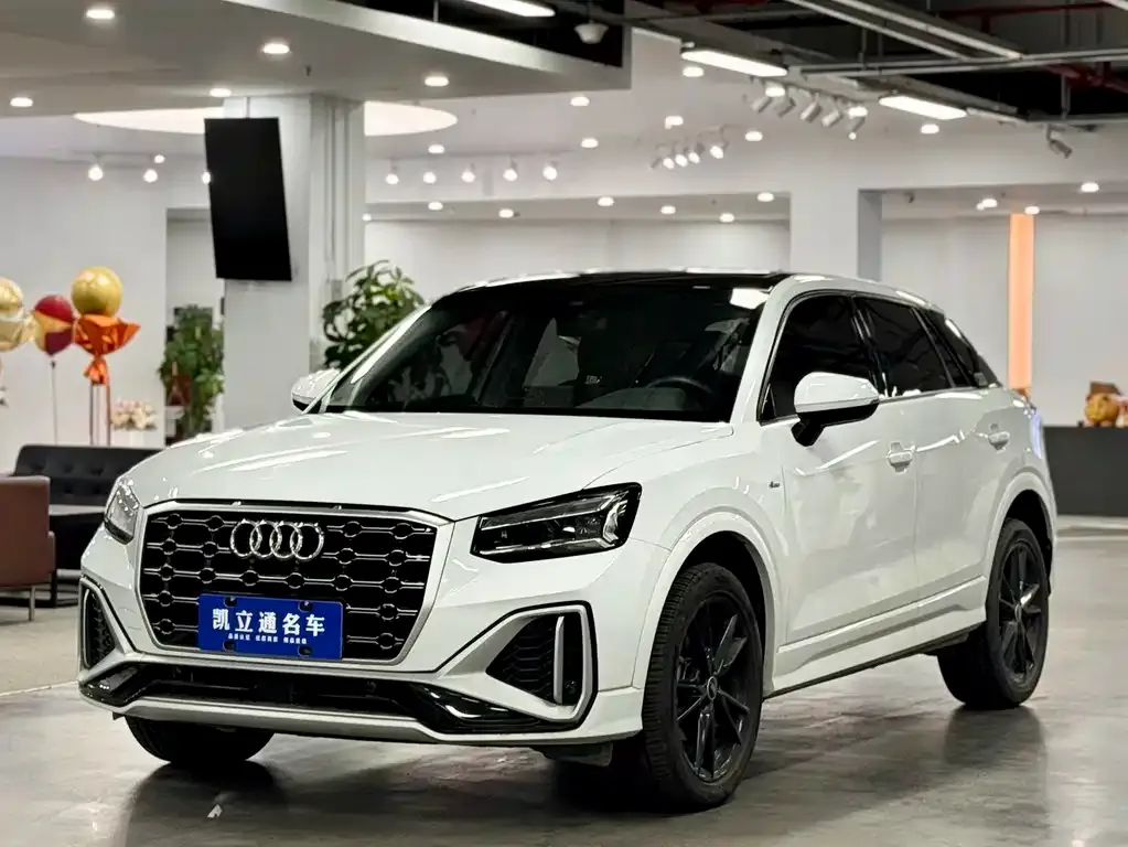 Audi Q2L — фото 1