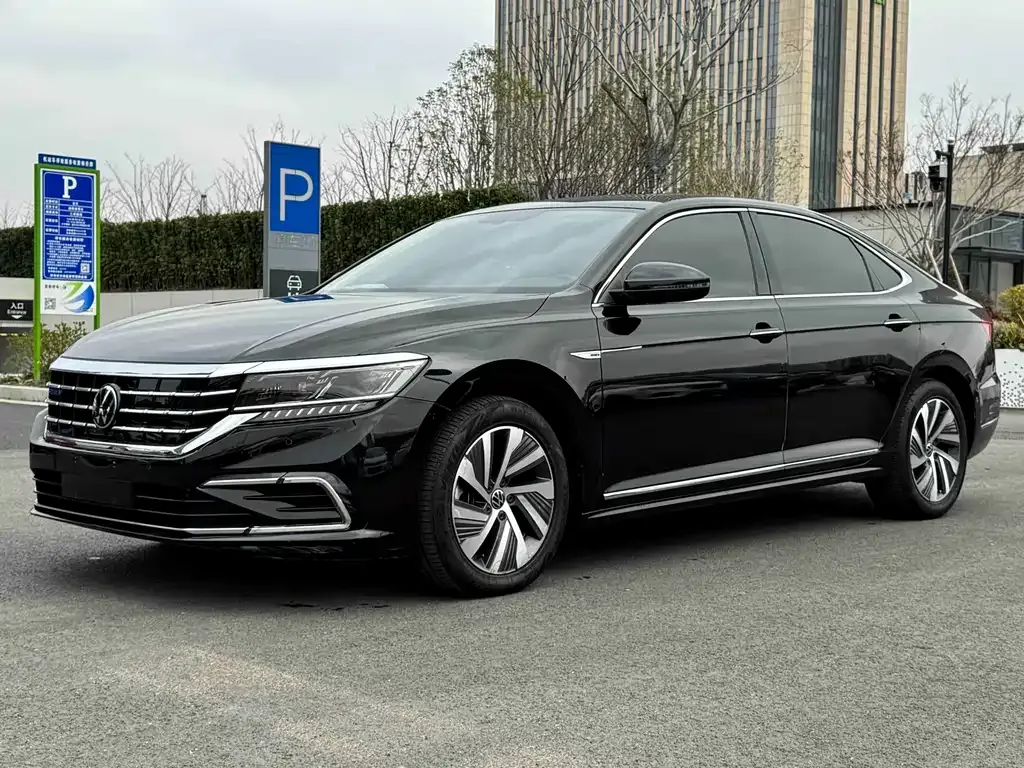Volkswagen Passat New Energy — фото 1