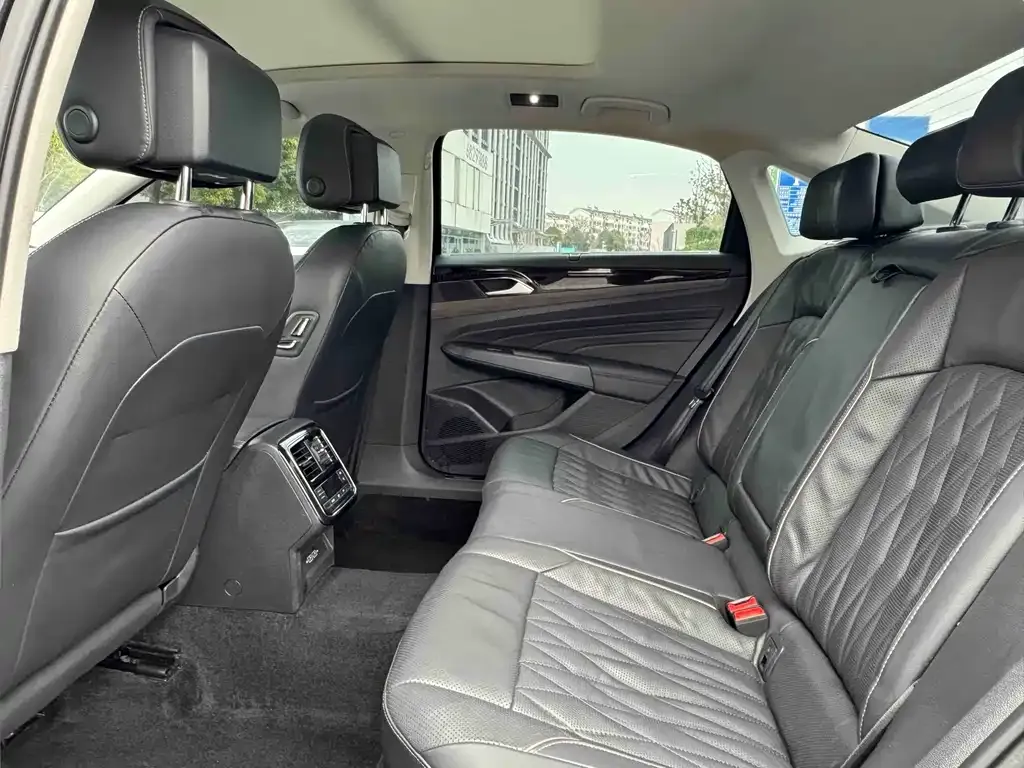 Volkswagen Passat New Energy — фото 8
