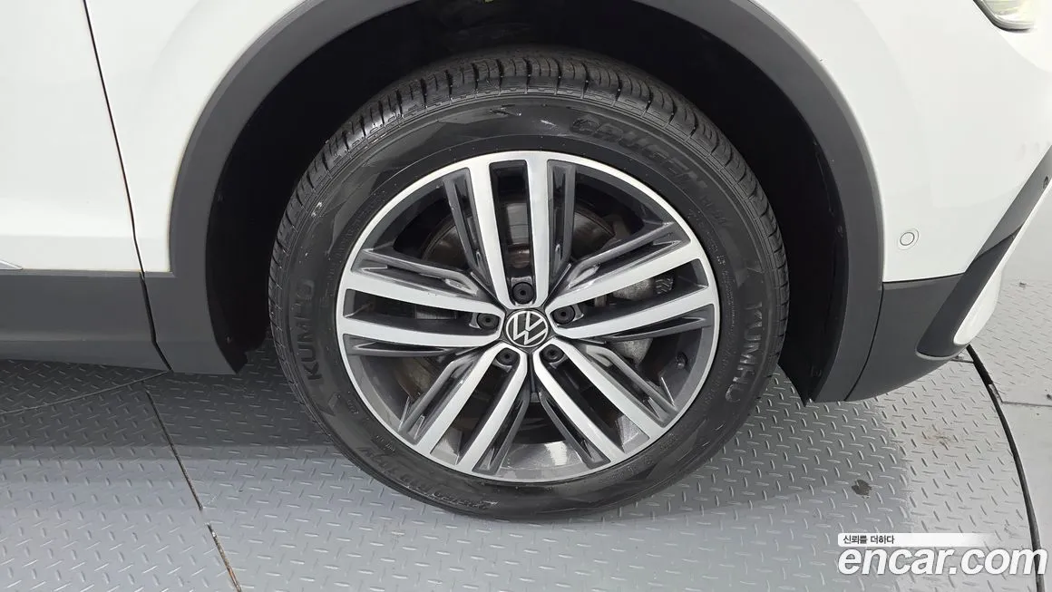 Volkswagen Tiguan — фото 10