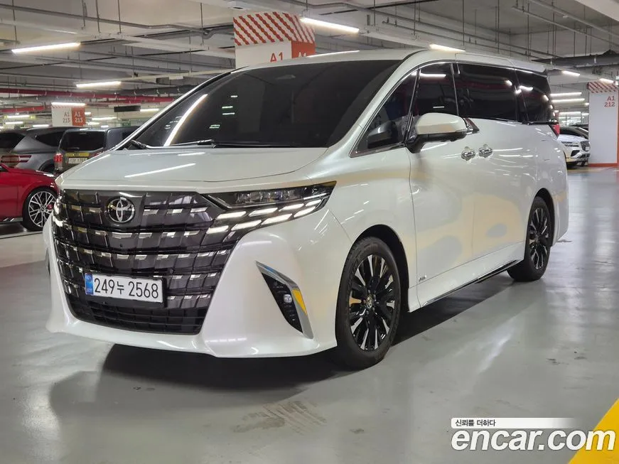Toyota Alphard — фото 1