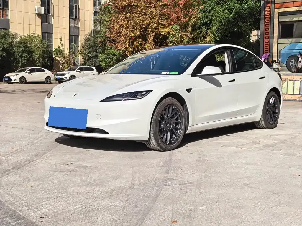 Tesla Model 3 — фото 1