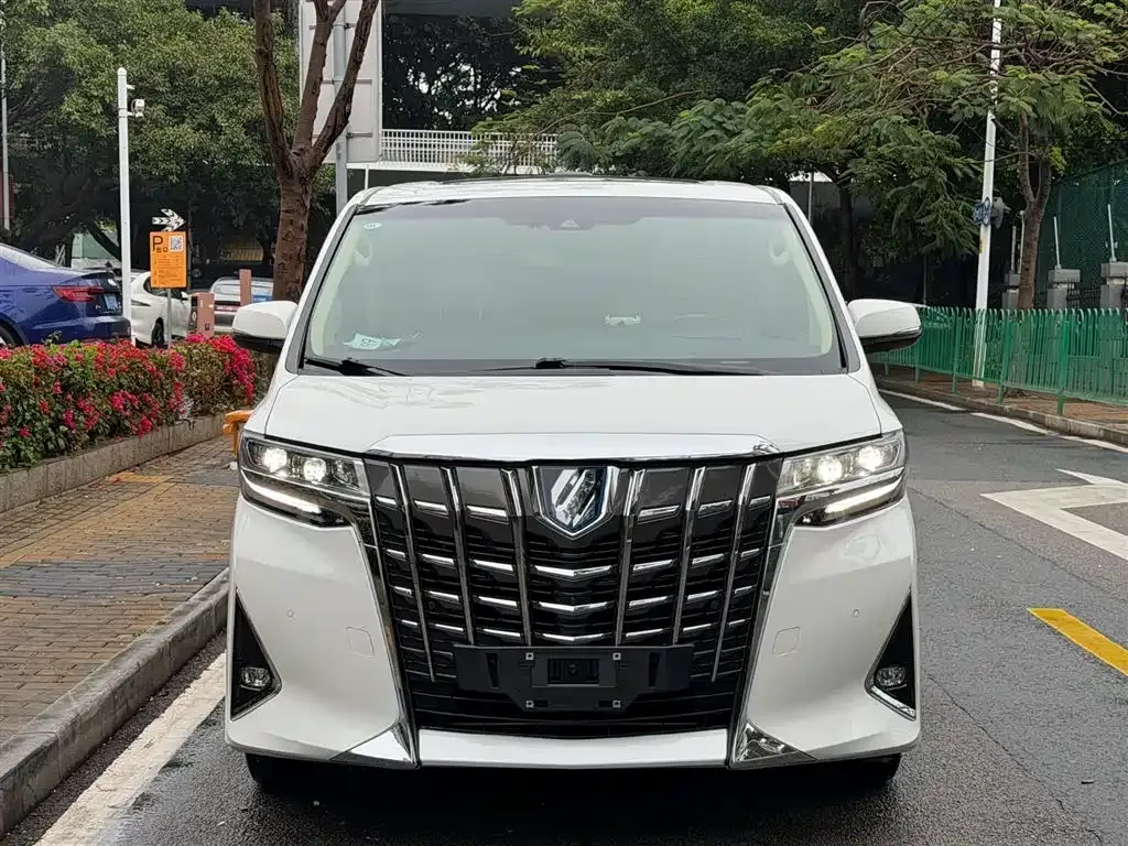 Toyota Alphard — фото 1