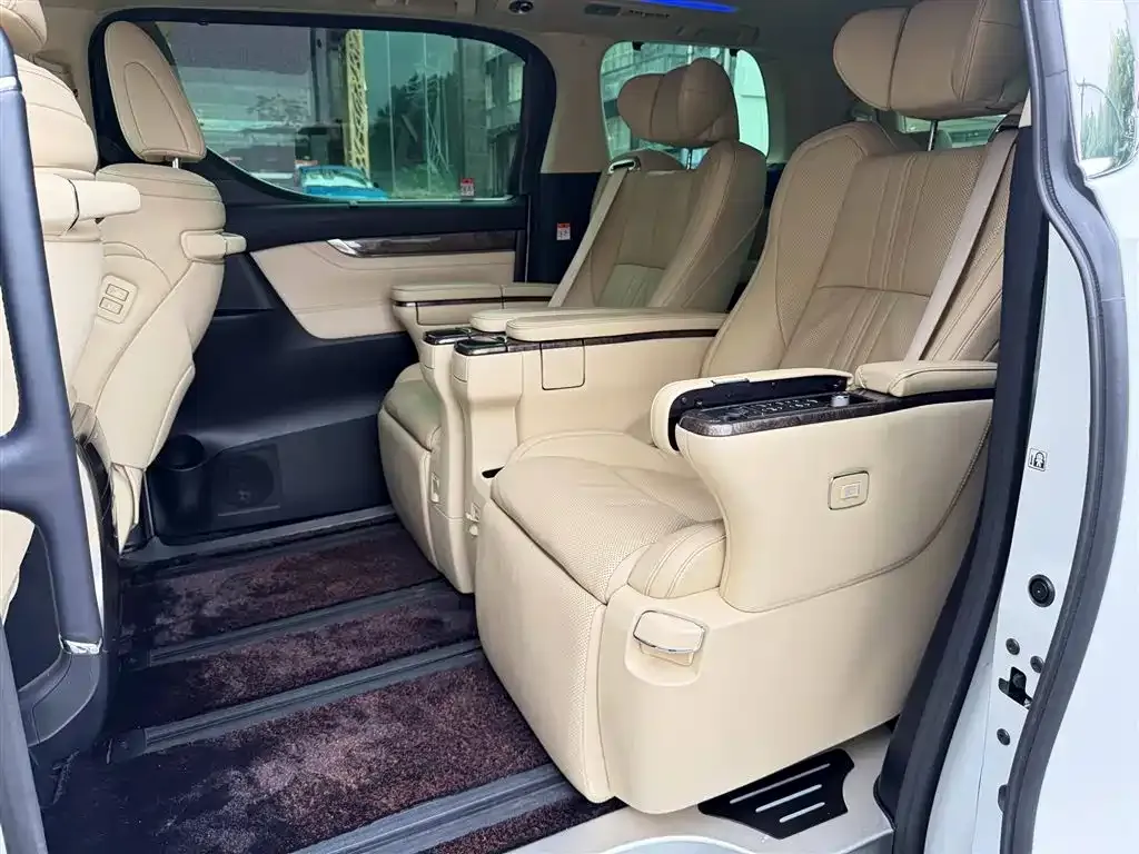 Toyota Alphard — фото 3