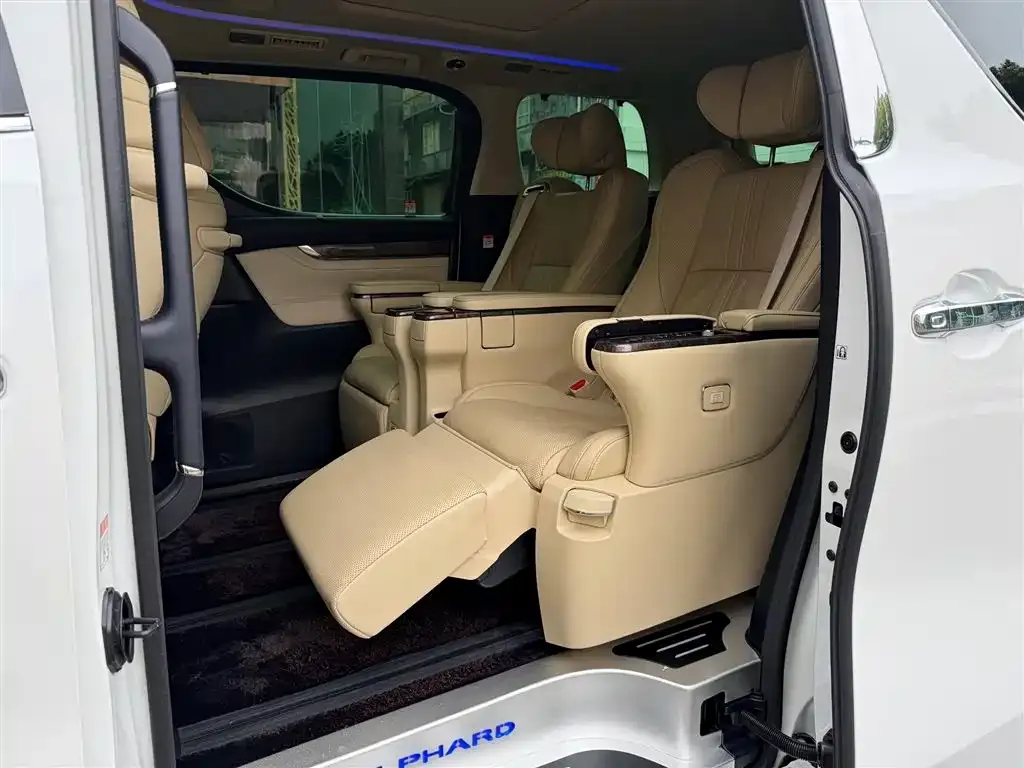 Toyota Alphard — фото 4