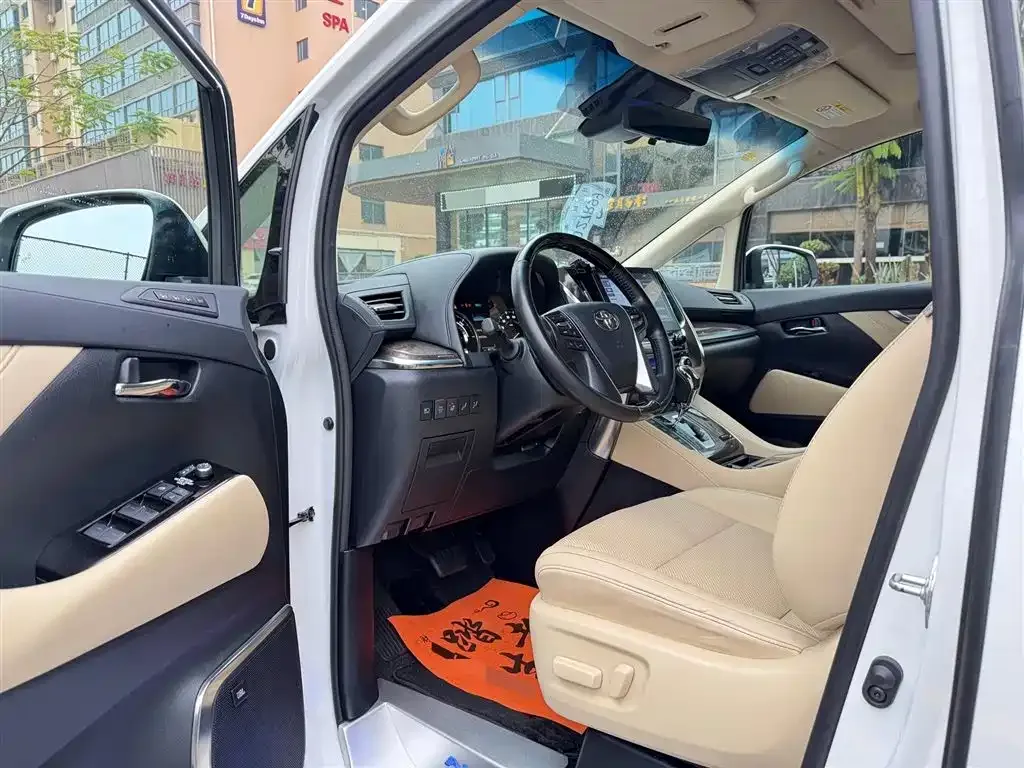 Toyota Alphard — фото 2