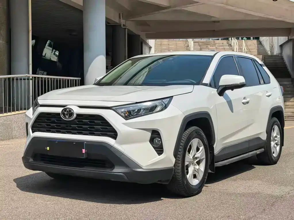 Toyota RAV4 — фото 1