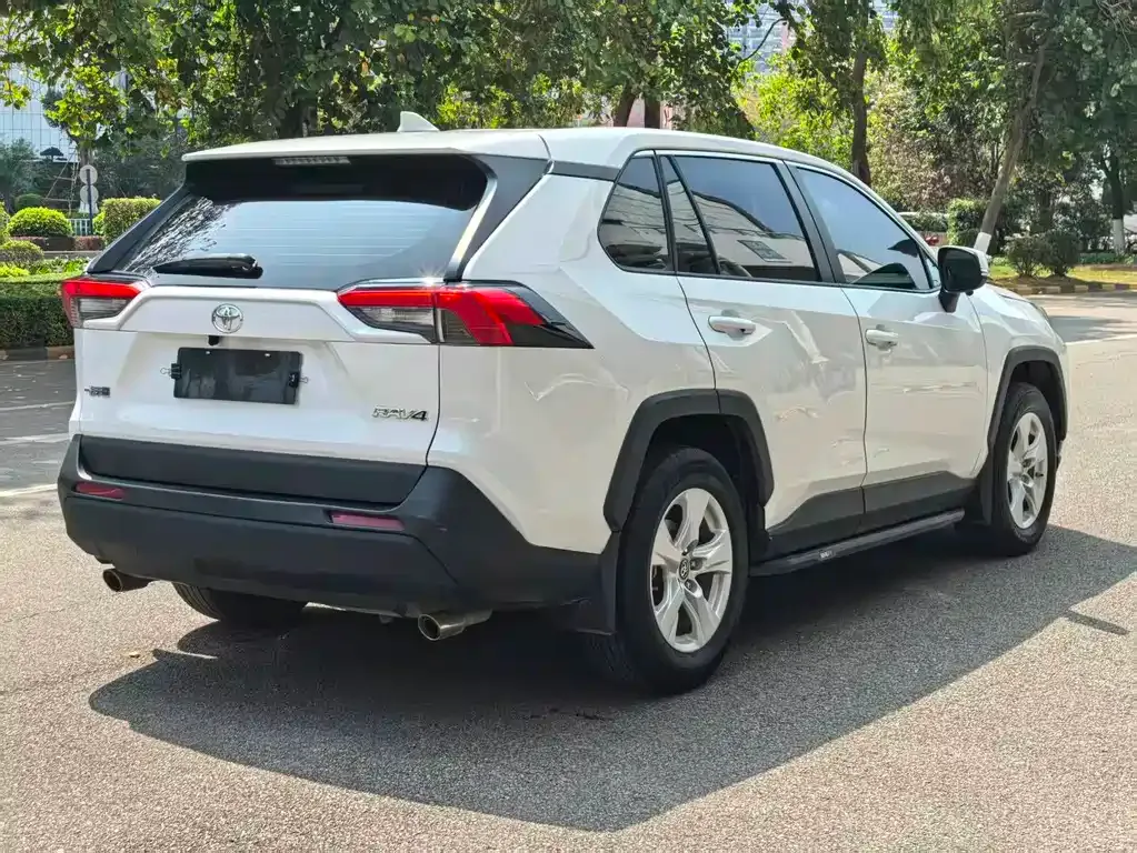 Toyota RAV4 — фото 5