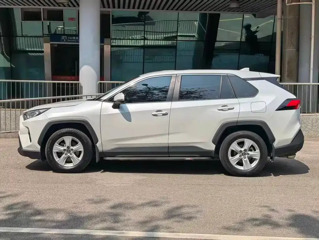Toyota RAV4 — фото 2
