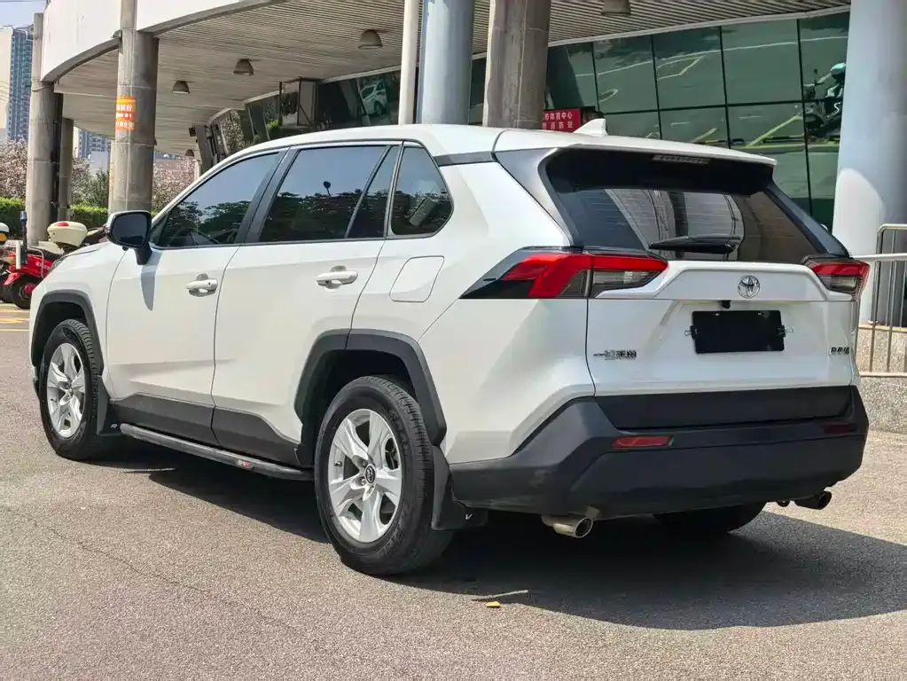 Toyota RAV4 — фото 7
