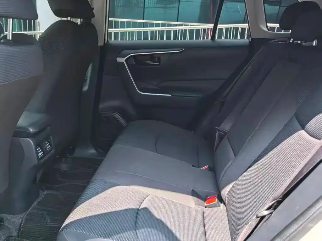 Toyota RAV4 — фото 9