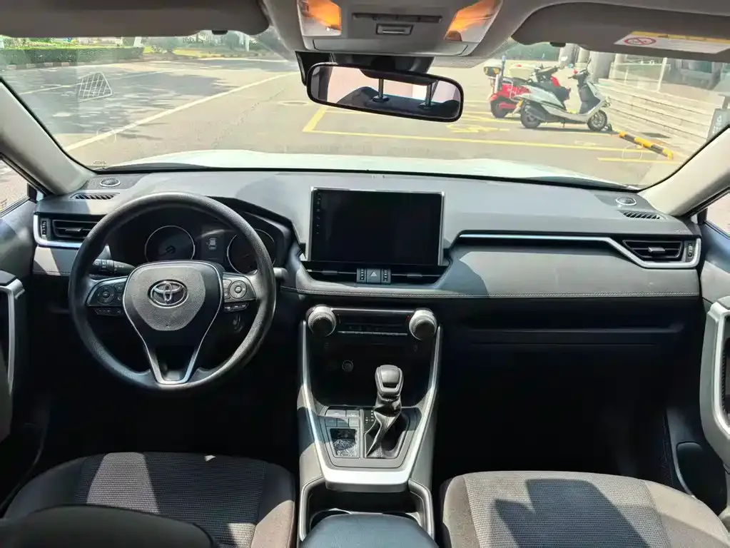 Toyota RAV4 — фото 3