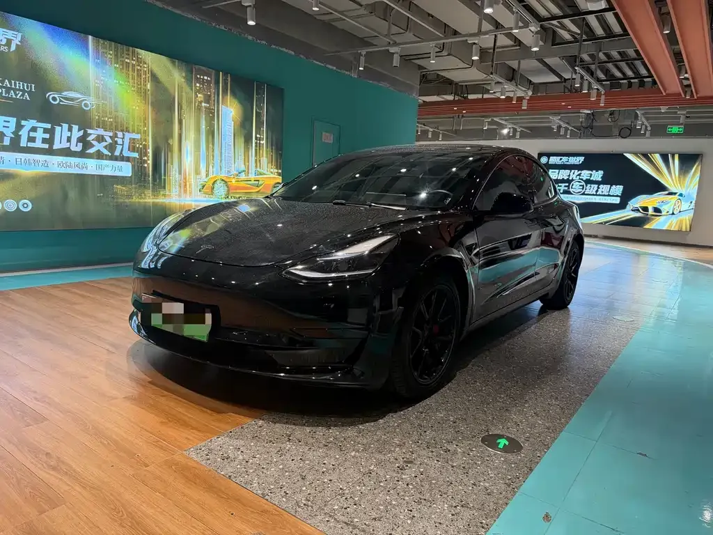 Tesla Model 3 — фото 1