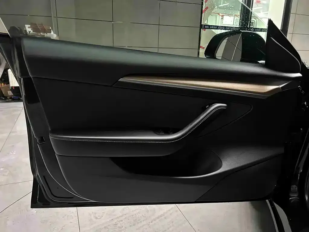 Tesla Model 3 — фото 2