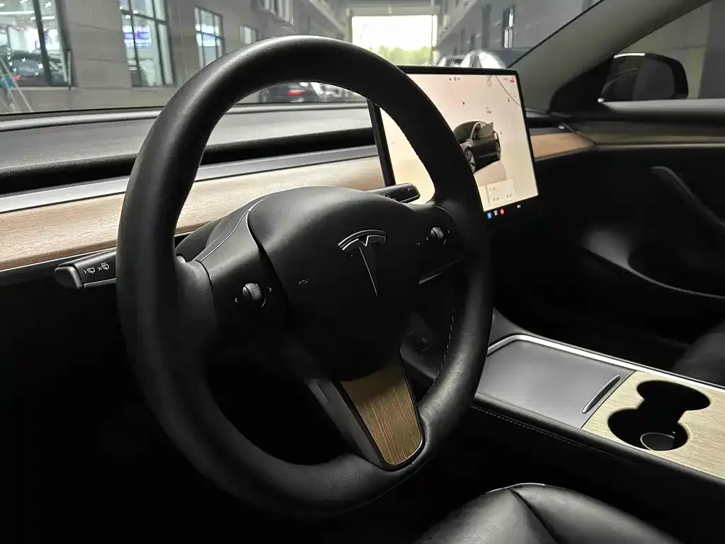 Tesla Model 3 — фото 4