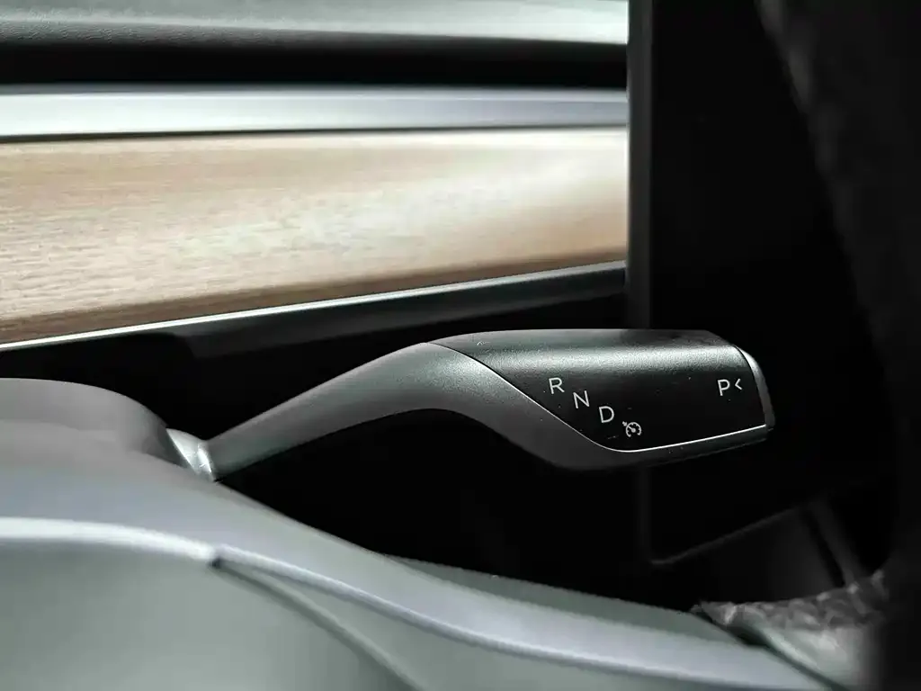 Tesla Model 3 — фото 3