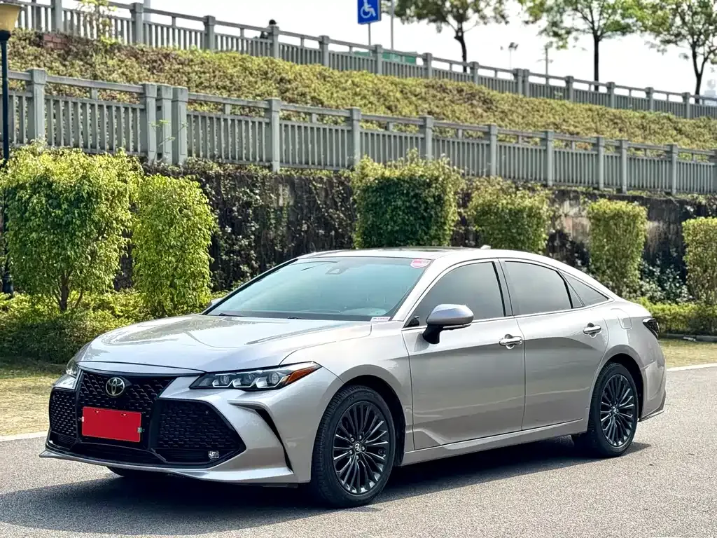 Toyota Avalon — фото 1