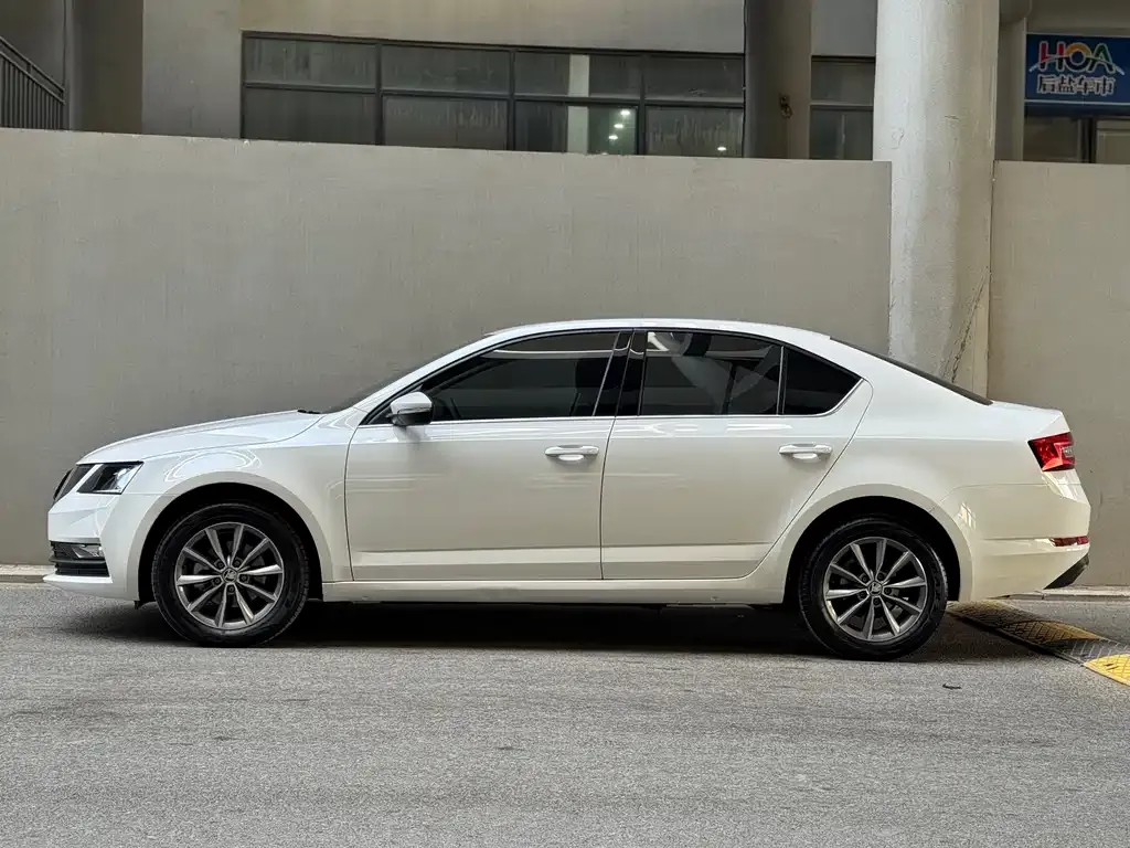 Skoda Octavia — фото 2