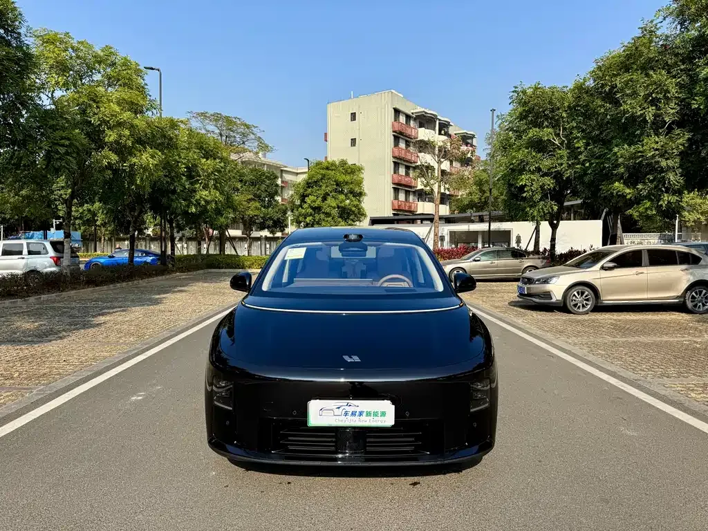 Li Auto i8 — фото 4