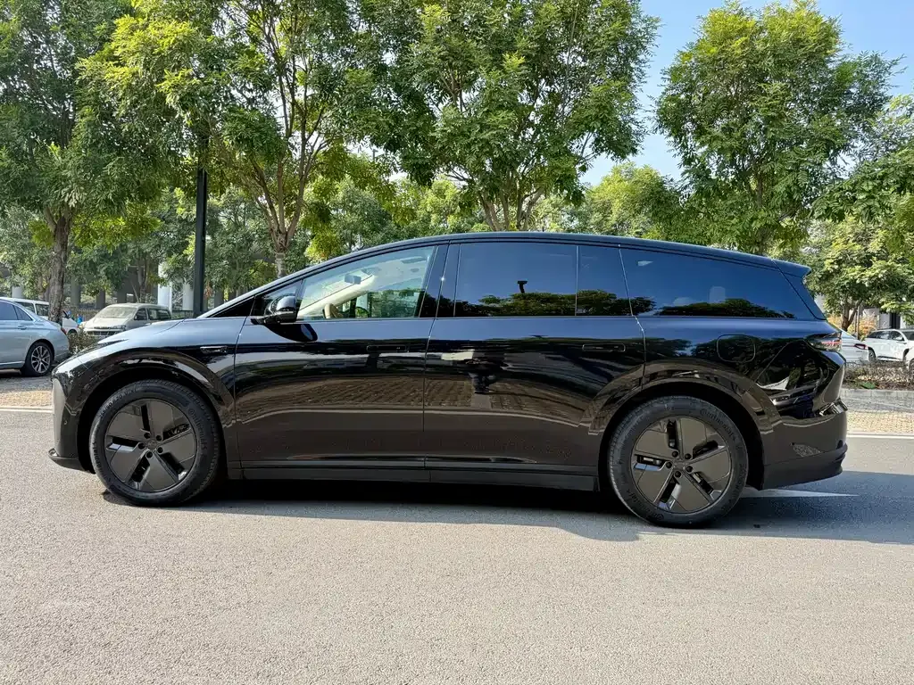 Li Auto i8 — фото 7