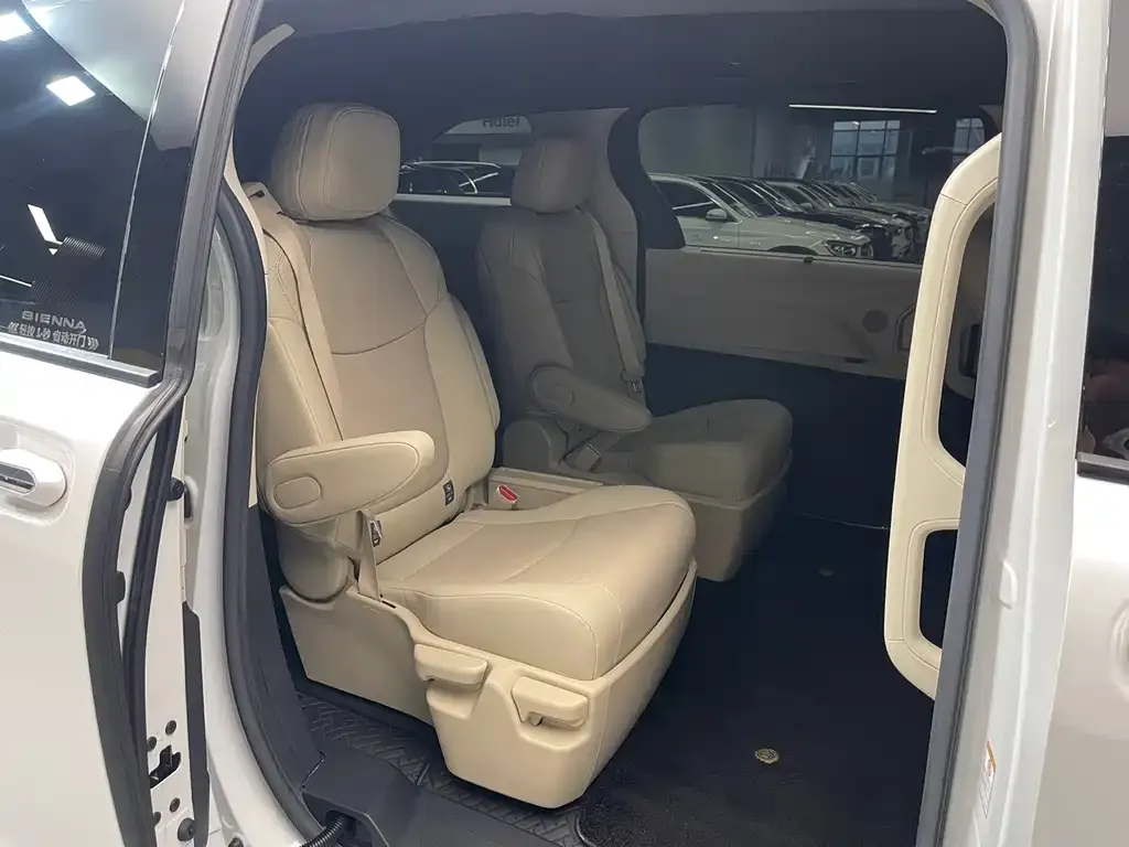 Toyota Sienna — фото 4