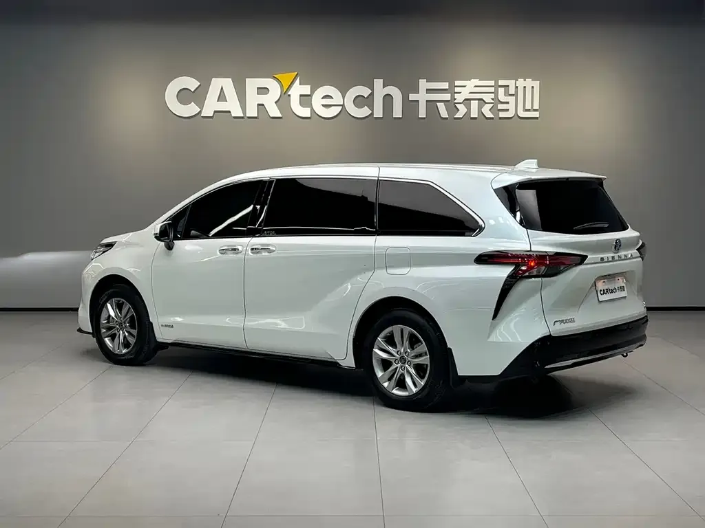 Toyota Sienna — фото 10