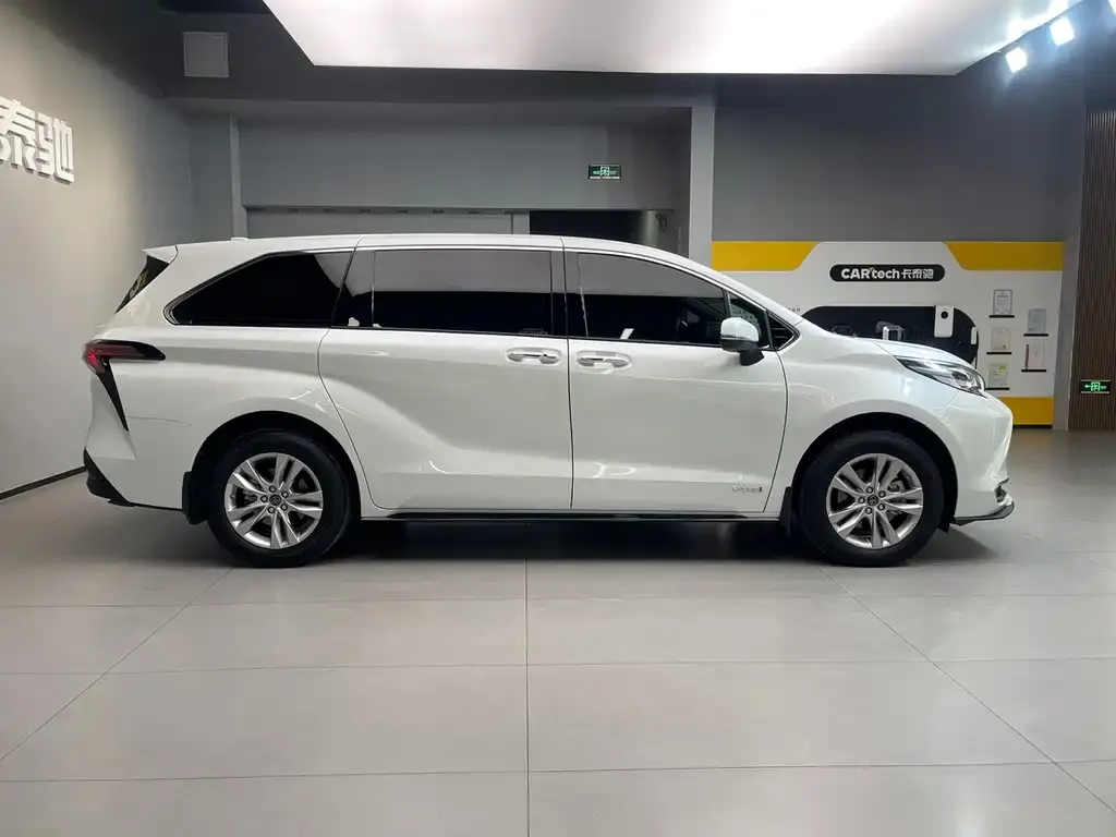 Toyota Sienna — фото 8