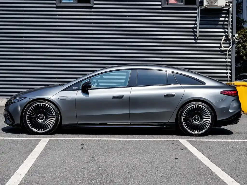 Mercedes-Benz EQS AMG — фото 10